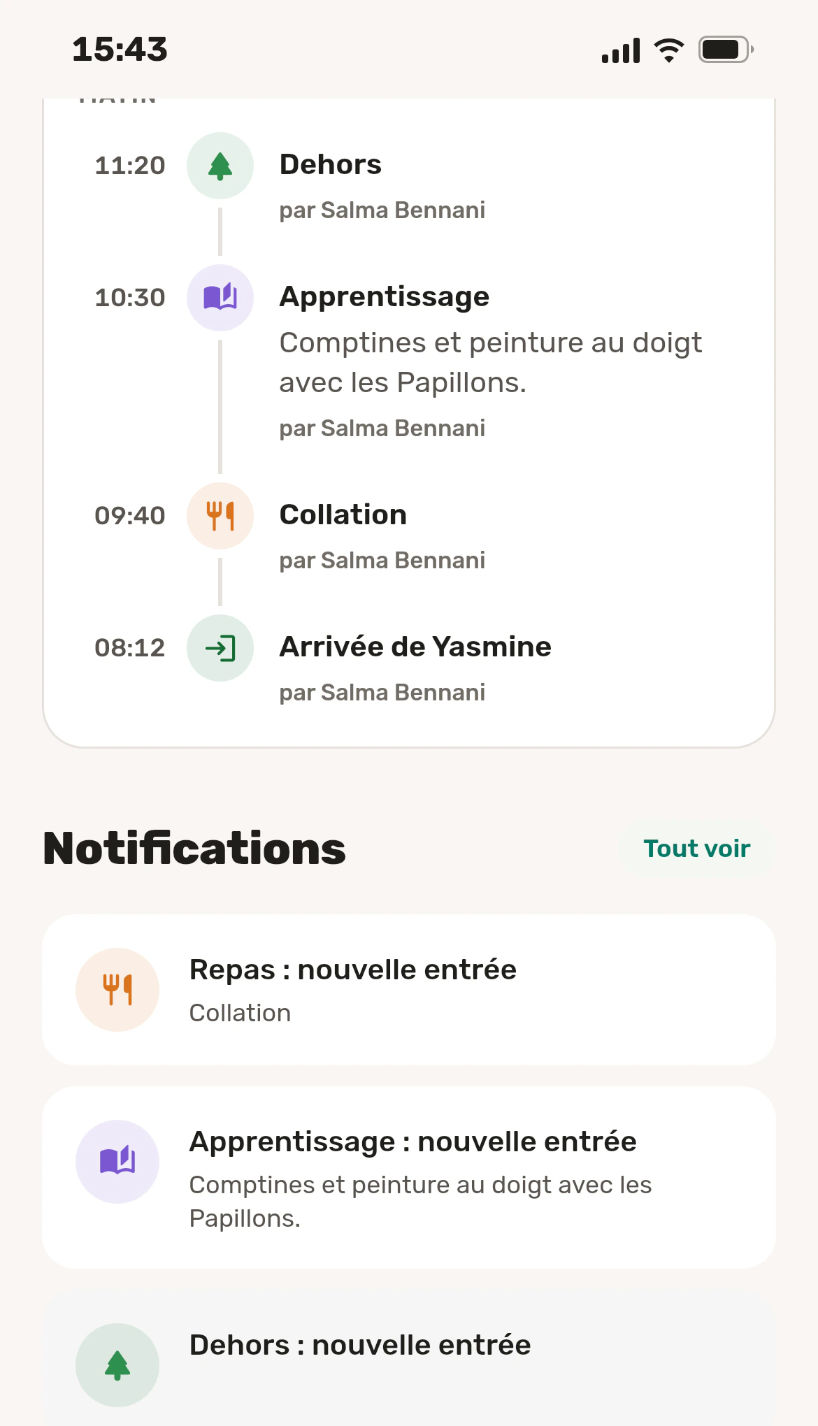 Le fil de la journée de Yasmine dans l’application parent.